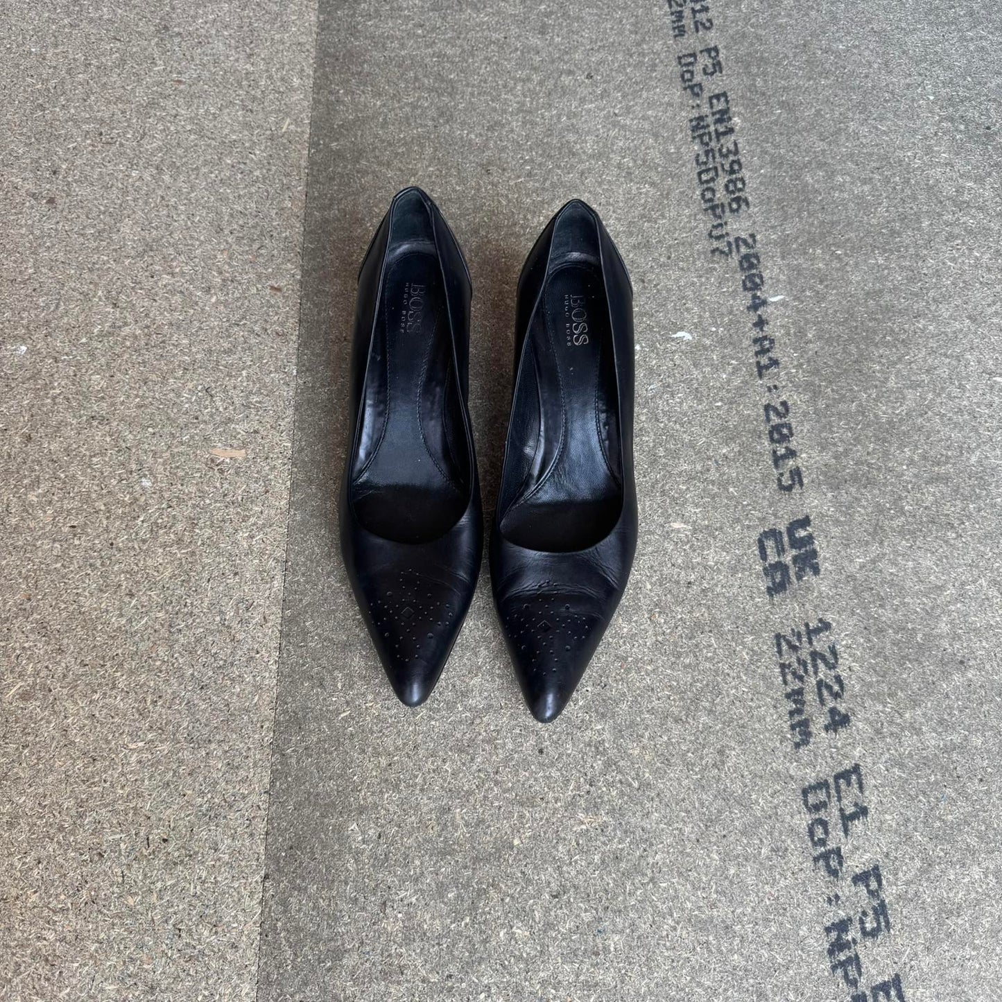 Y2K vintage BOSS Hugo Boss court heel genuine leather perforated pattern pointed