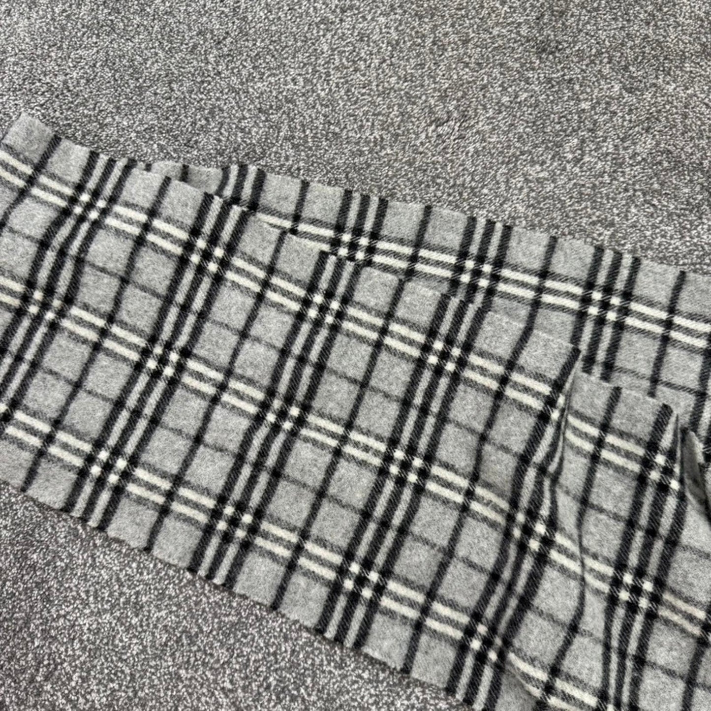 Y2K vintage Burberry 100% lambswool grey black nova check short length