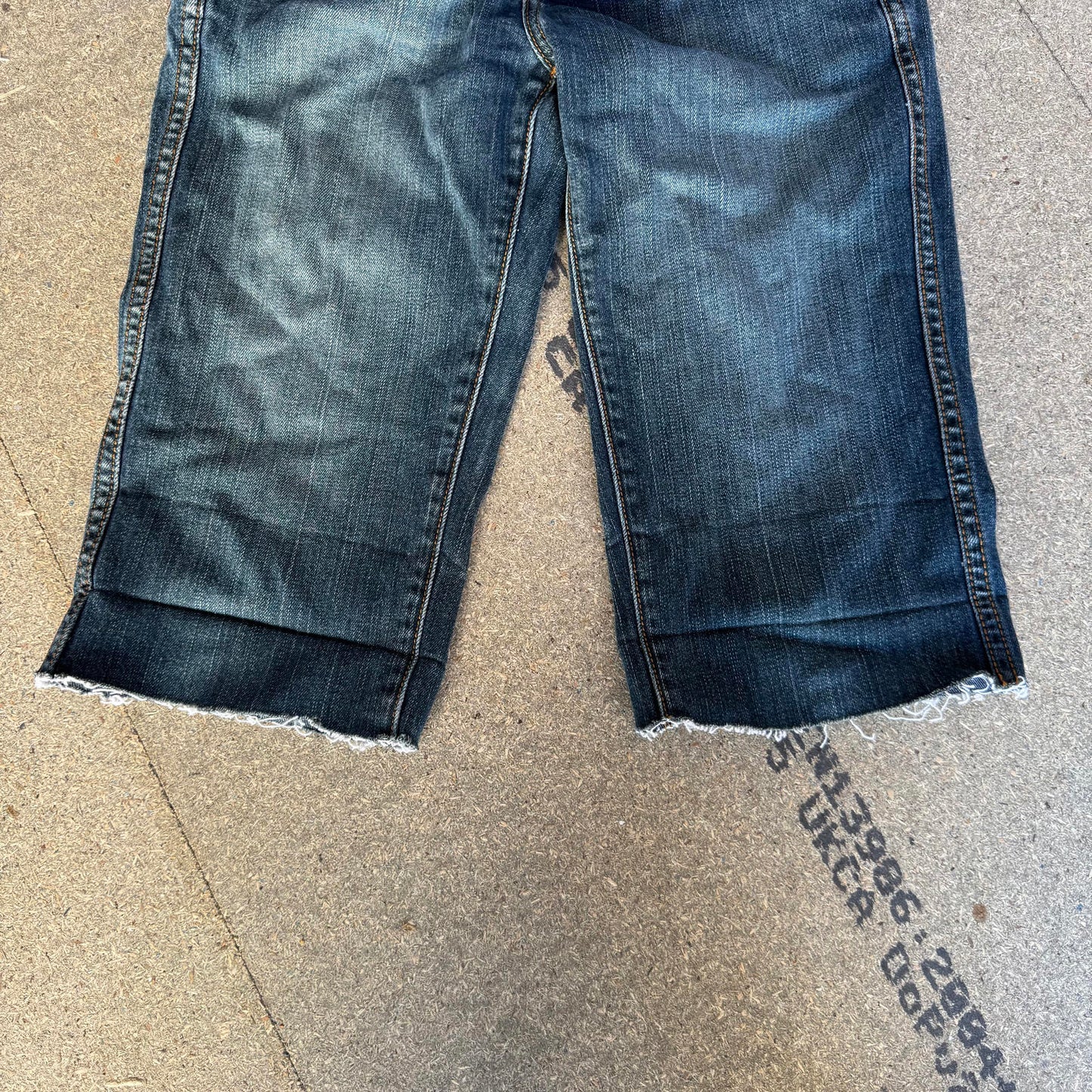 Y2K vintage low rise capri jeans knee length dark blue denim wash embroidered