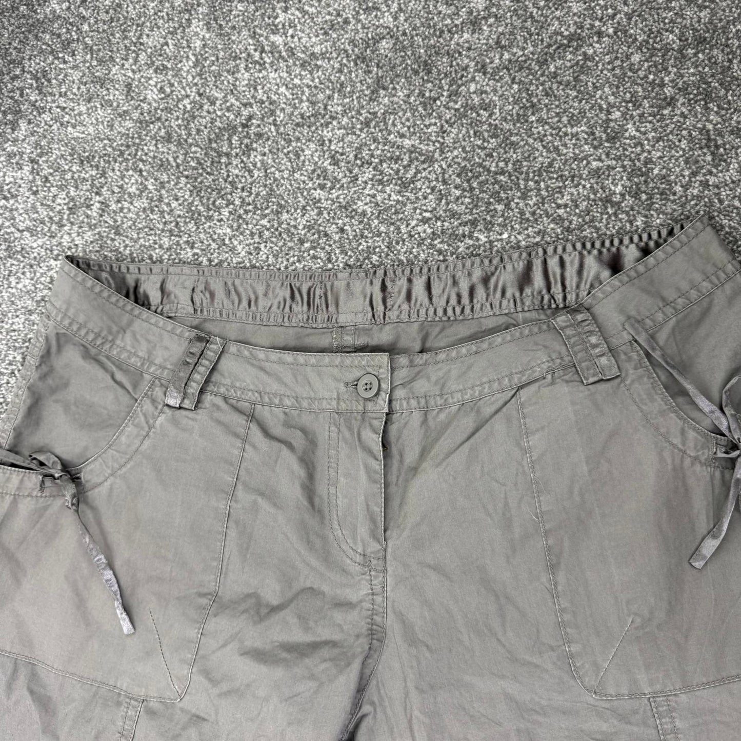 Y2K vintage mid rise capri cargo trousers baggy bows pockets cropped grey