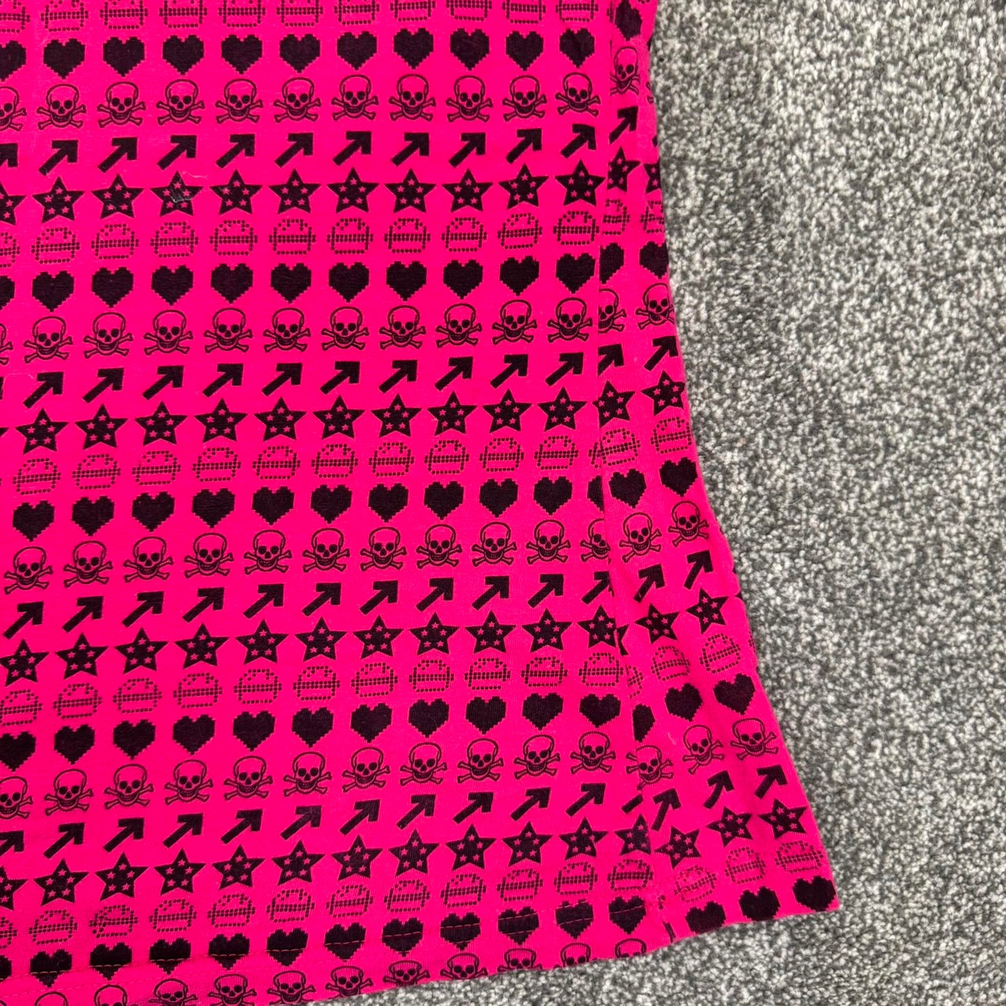 Y2K vintage cyber graphic print tank top burger heart skull star hot pink