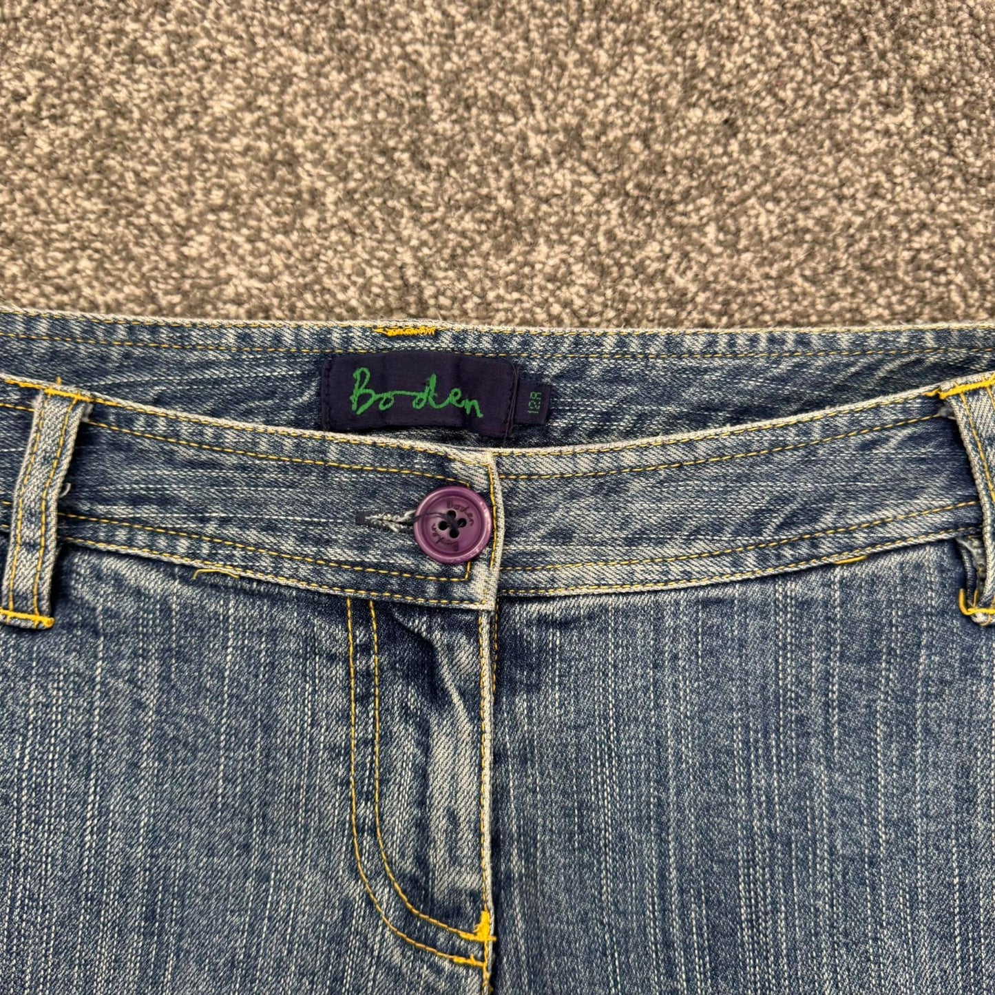 Y2K vintage Boden mid rise stretchy denim capri cropped jeans buttons faded blue