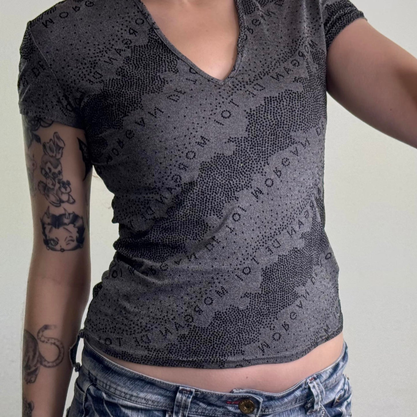Y2K vintage Morgan De Toi baby tee short sleeve fitted v neck graphic print