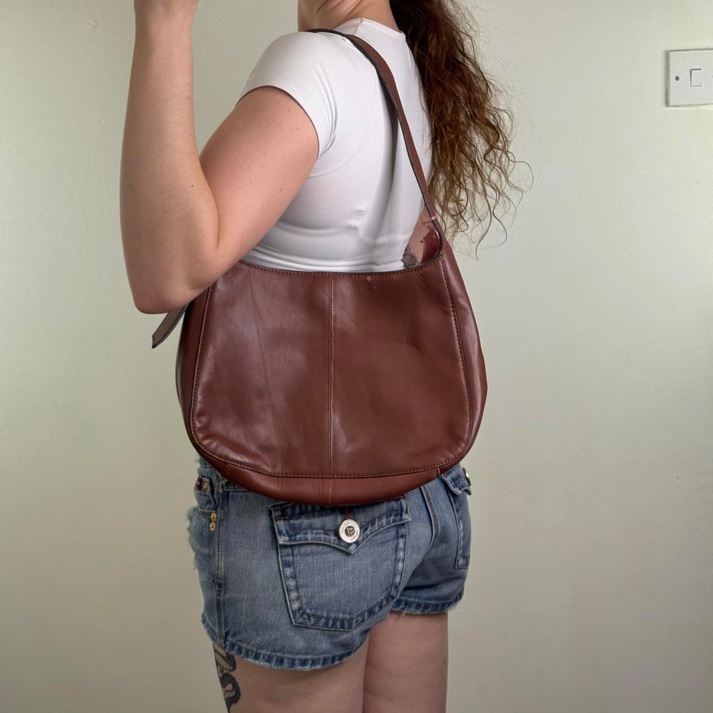 Genuine leather shoulder bag brown adjustable strap magnetic closure