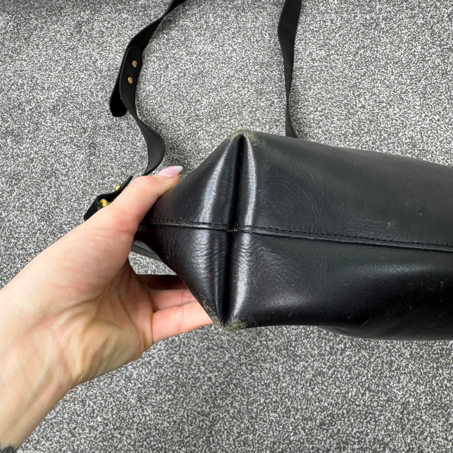 Y2K vintage genuine leather bucket handbag with crossbody strap black gold