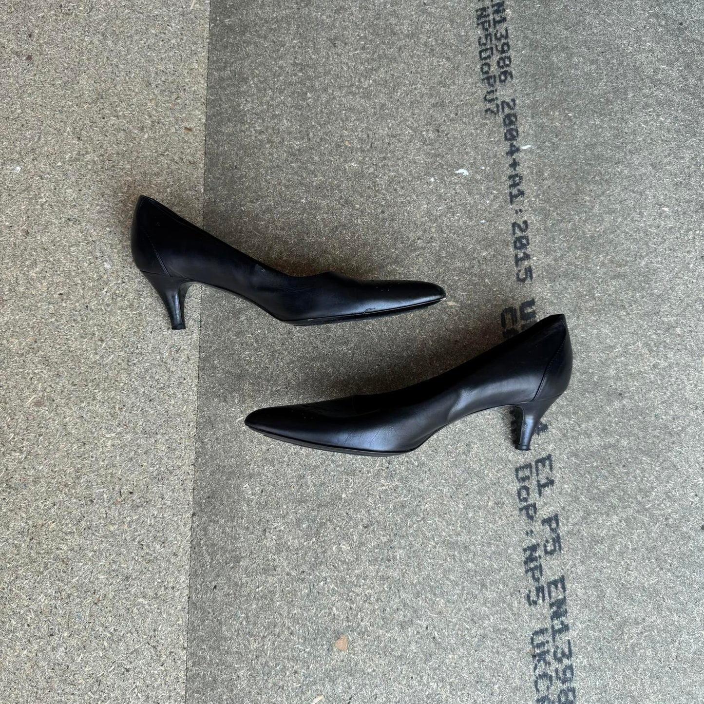 Y2K vintage BOSS Hugo Boss court heel genuine leather perforated pattern pointed