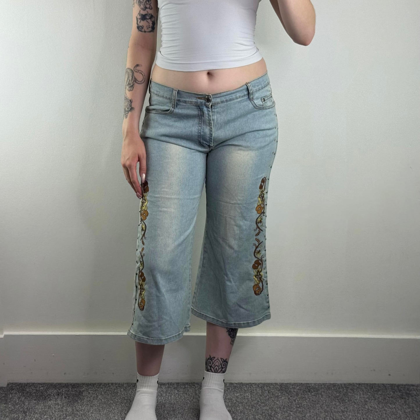 Y2K vintage mid rise stretch capri jeans denim cropped studded floral embroidery
