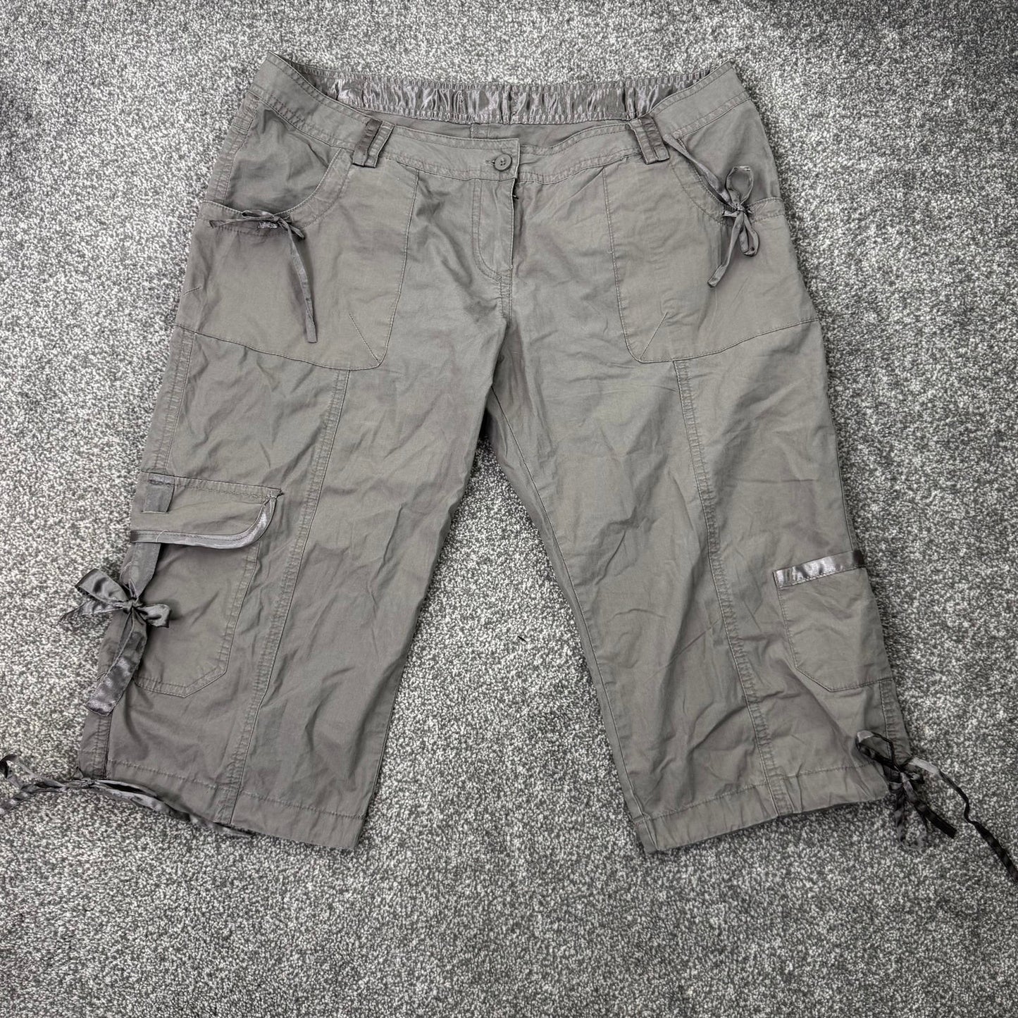 Y2K vintage mid rise capri cargo trousers baggy bows pockets cropped grey