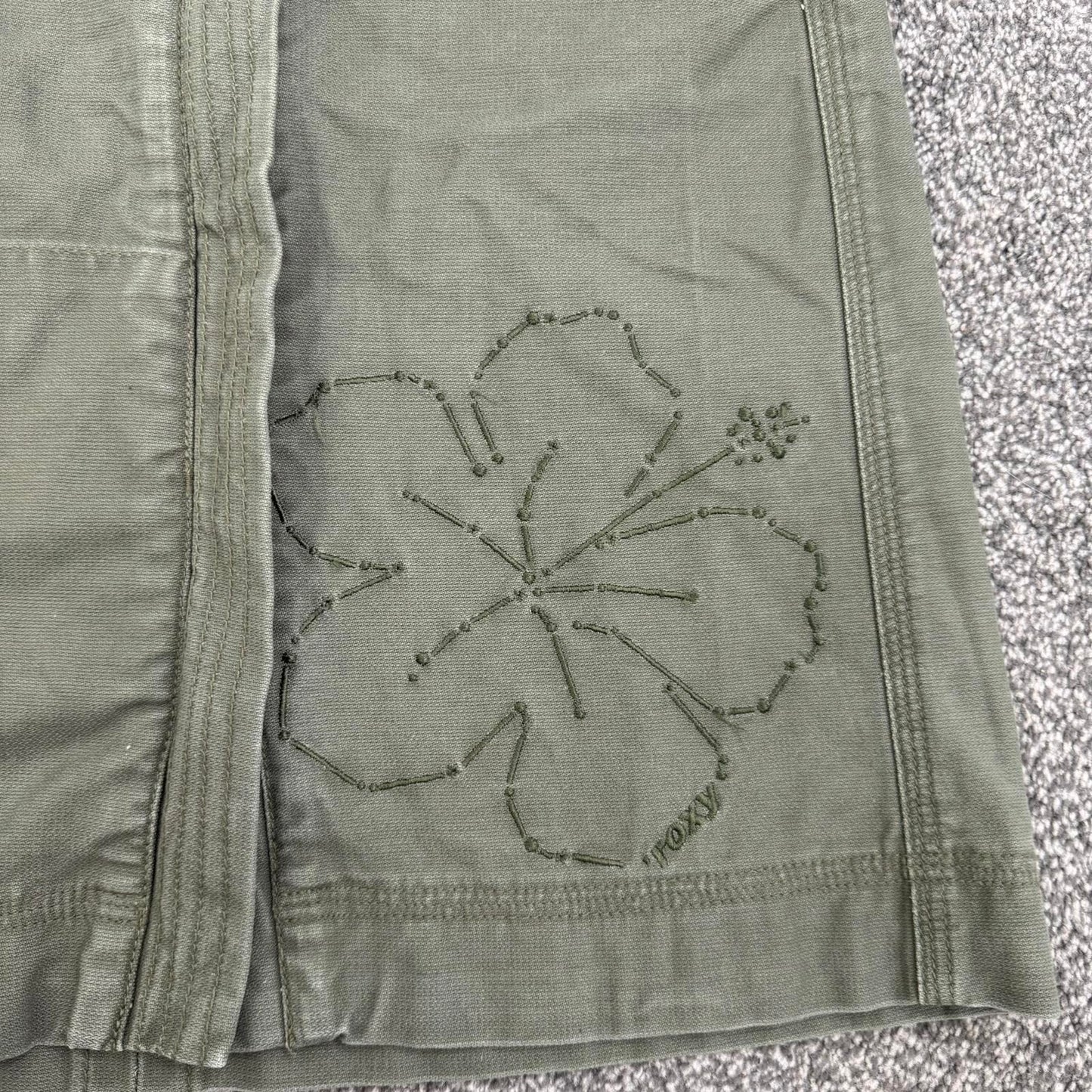 Y2K vintage Roxy denim skirt above knee length hibiscus embroidered bow flower