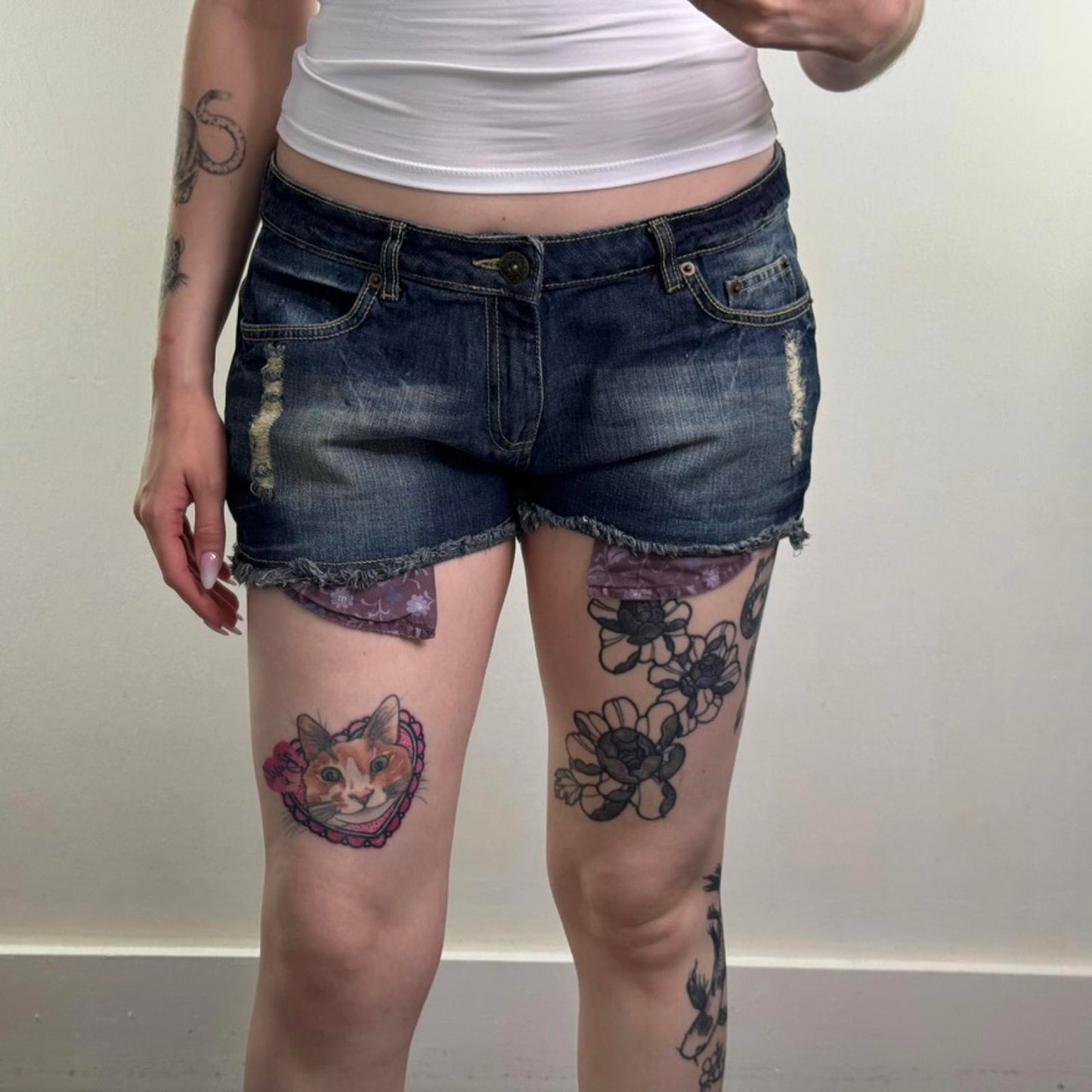Y2K vintage low rise denim mini shorts distressed fraying hem ripped dark blue