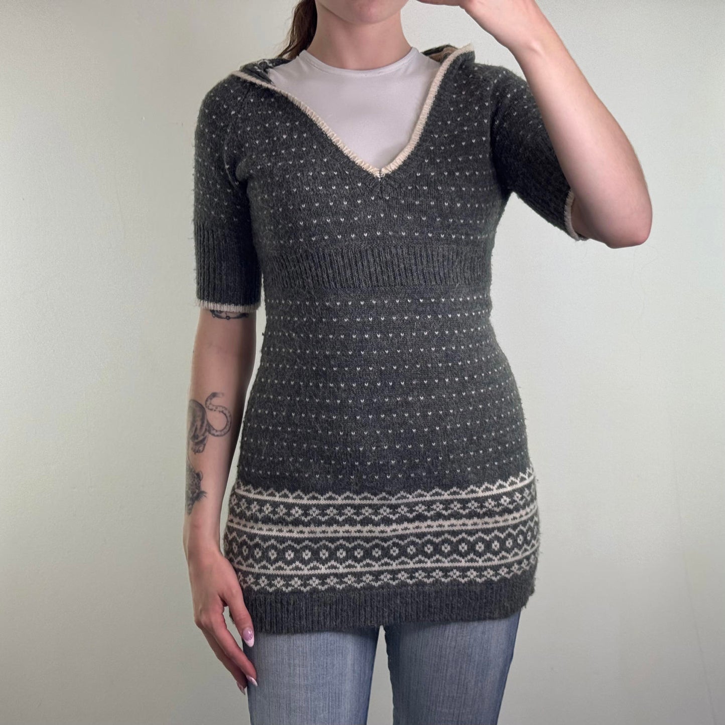 Y2K vintage knitted hoodie short sleeve aztec pattern v neck grey white