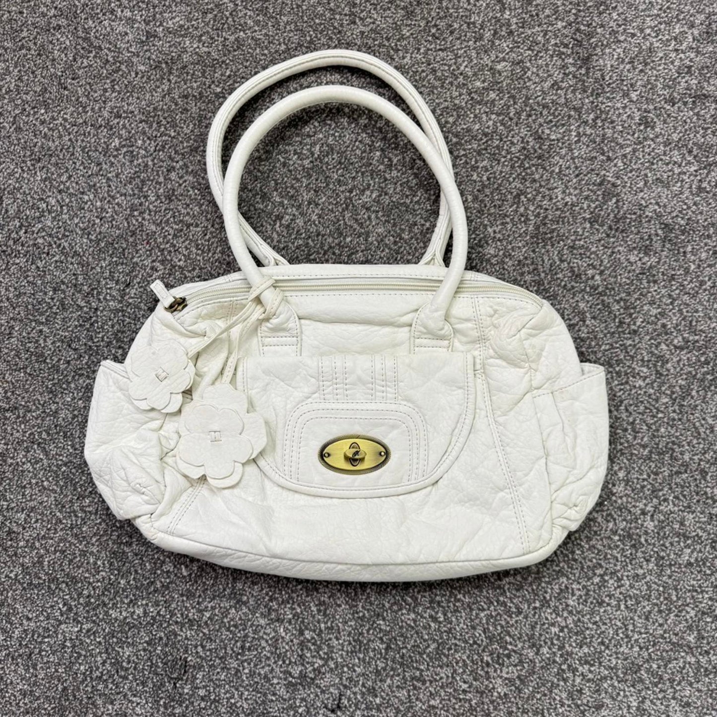 Y2K vintage faux leather white medium shoulder bag flower charm