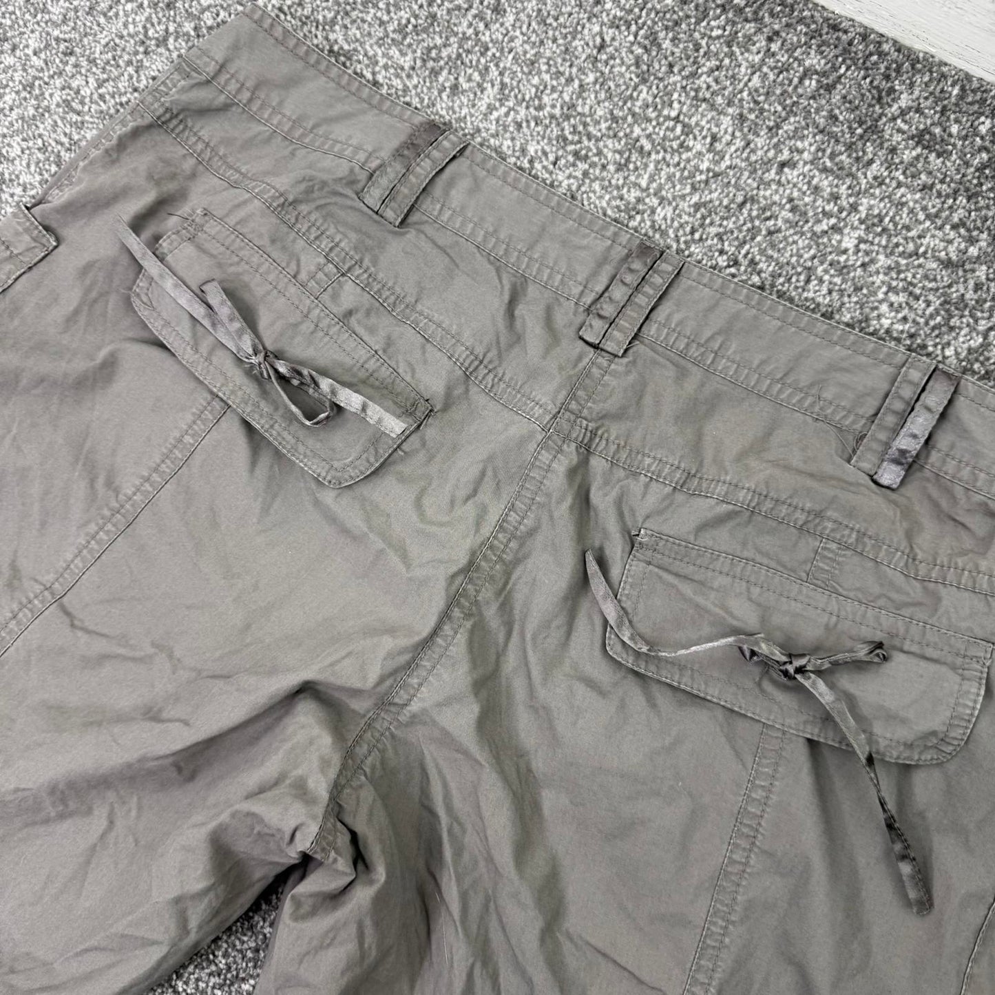 Y2K vintage mid rise capri cargo trousers baggy bows pockets cropped grey