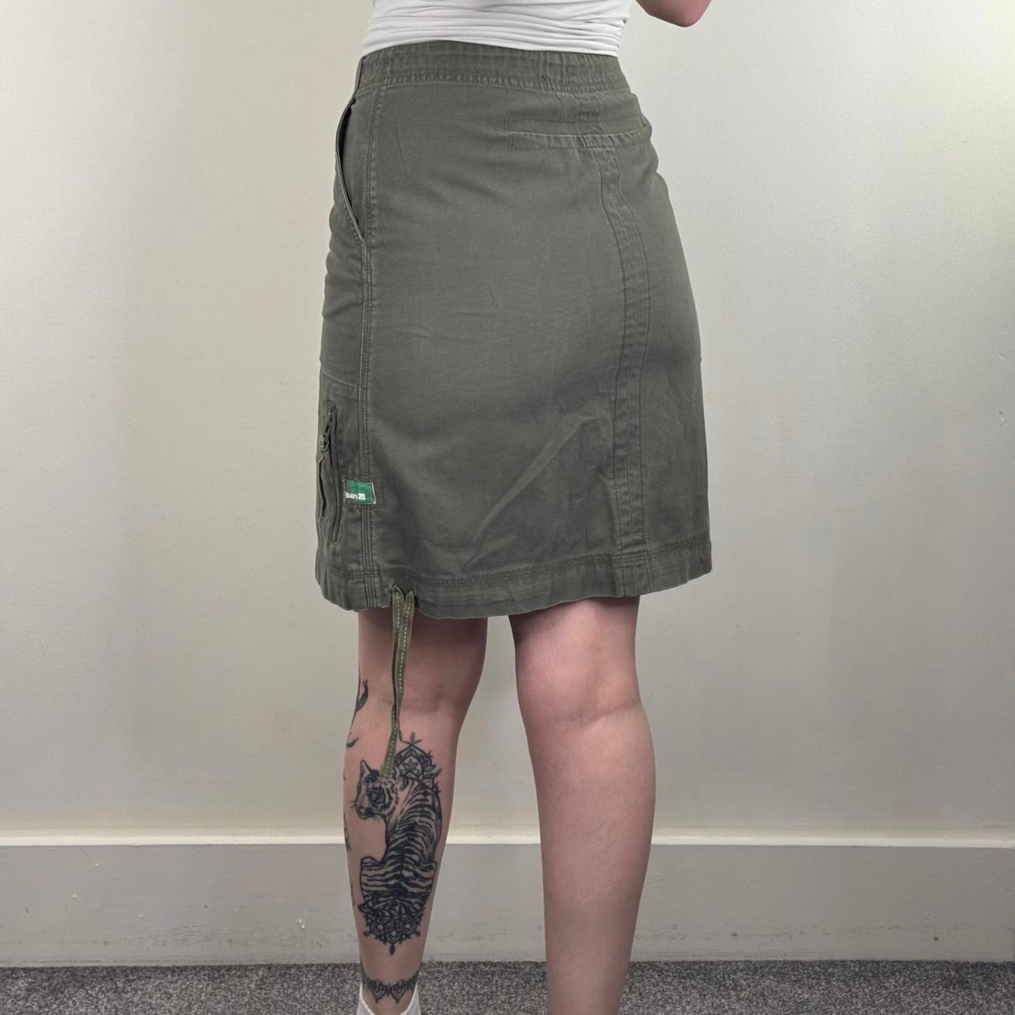 Y2K vintage Roxy denim skirt above knee length hibiscus embroidered bow flower
