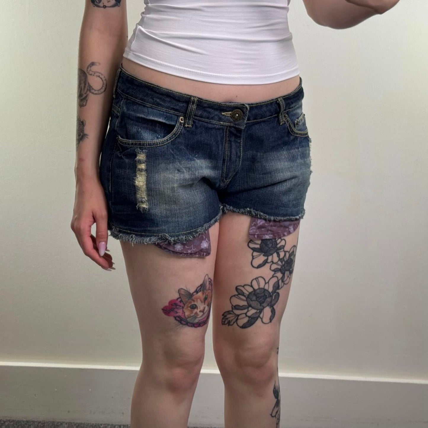 Y2K vintage low rise denim mini shorts distressed fraying hem ripped dark blue