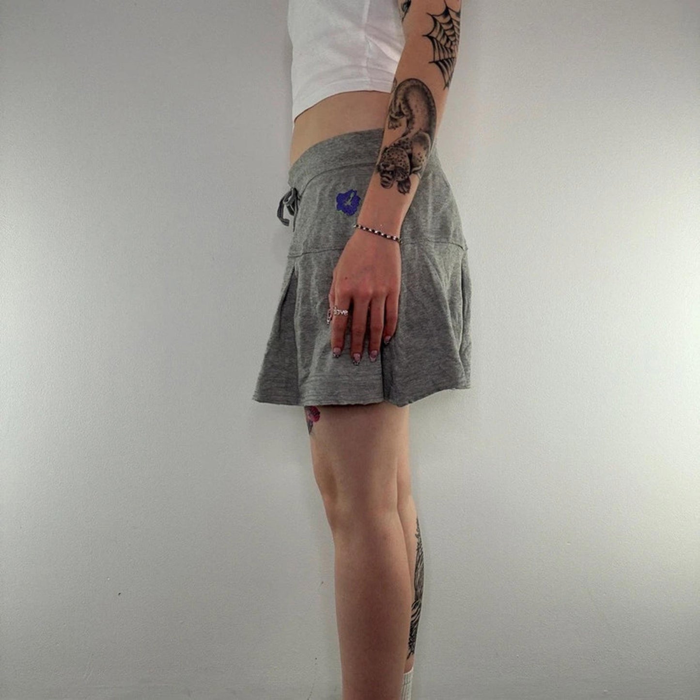 Y2K vintage sparkly hibiscus frill mini skirt bow waistband jersey low rise