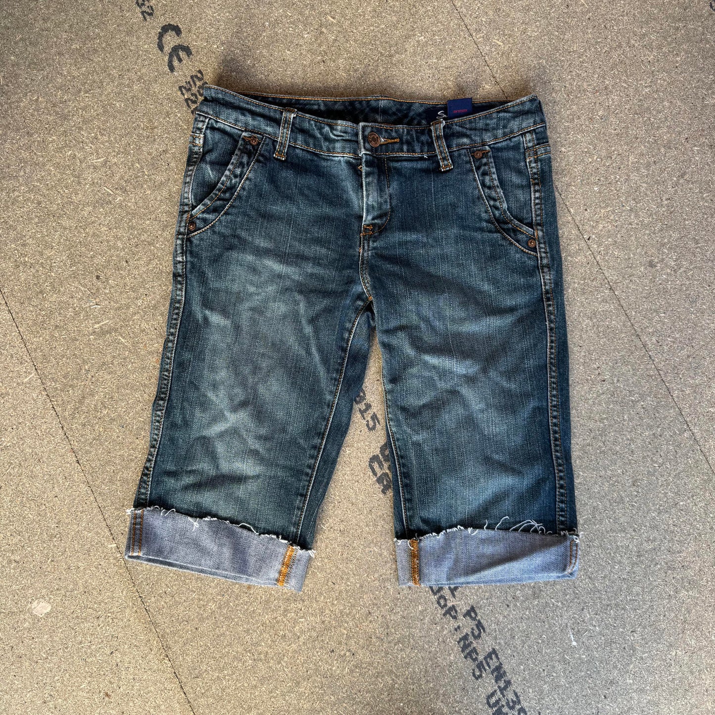 Y2K vintage low rise capri jeans knee length dark blue denim wash embroidered