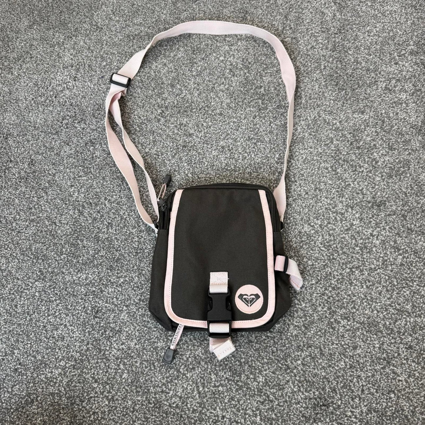 Y2K vintage Quiksilver Roxy cargo side bag utility grey pink adjustable strap