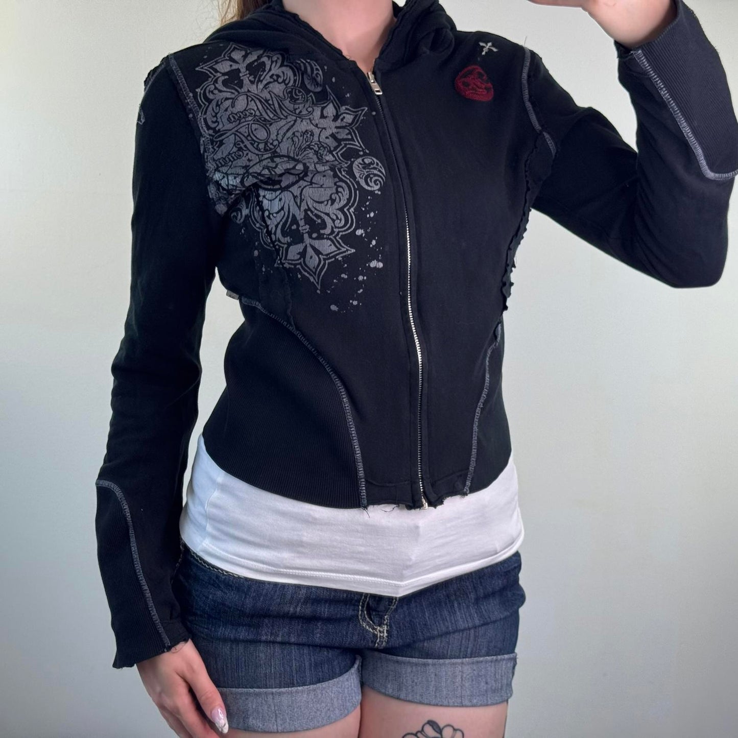 Y2K vintage cropped zip up hoodie filigree graphic print contrast stitch fitted