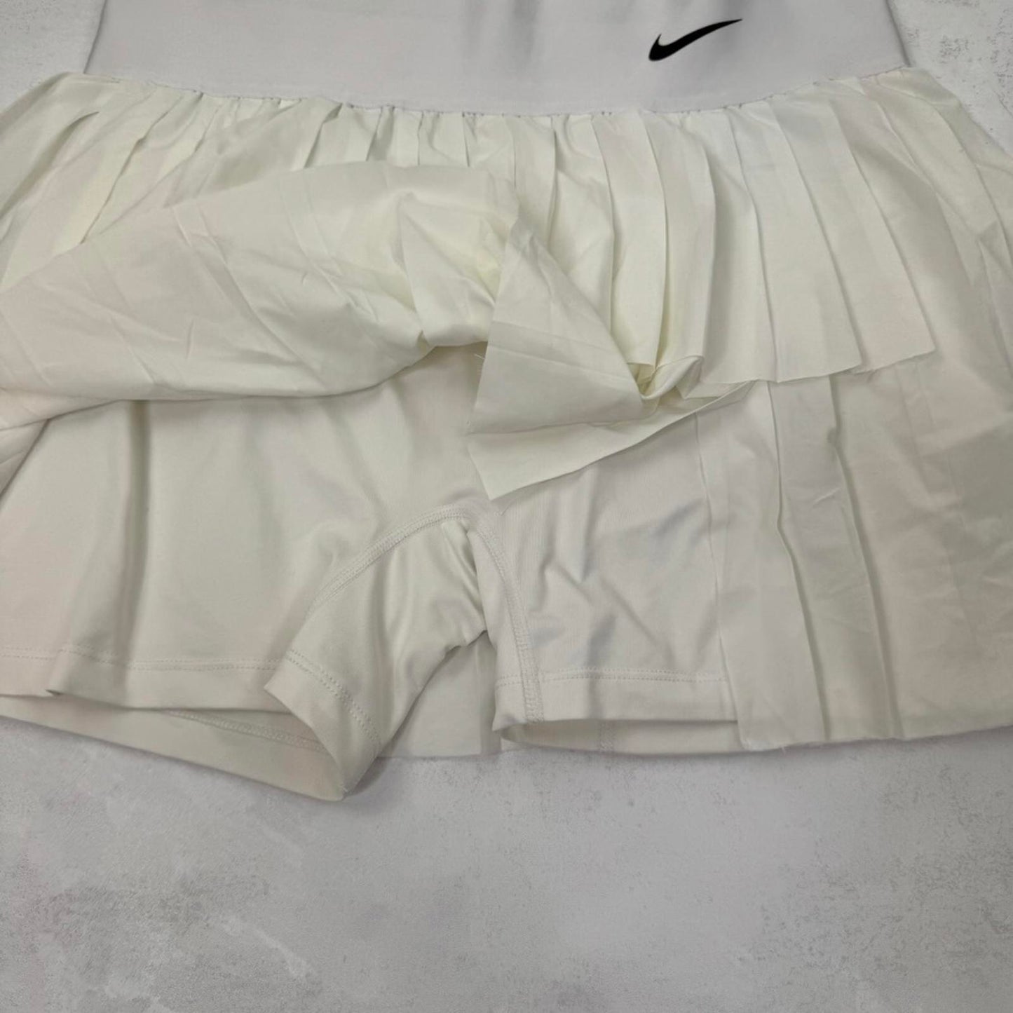 Nike skort pleated built in shorts skirt stretchy flowy tennis sporty white
