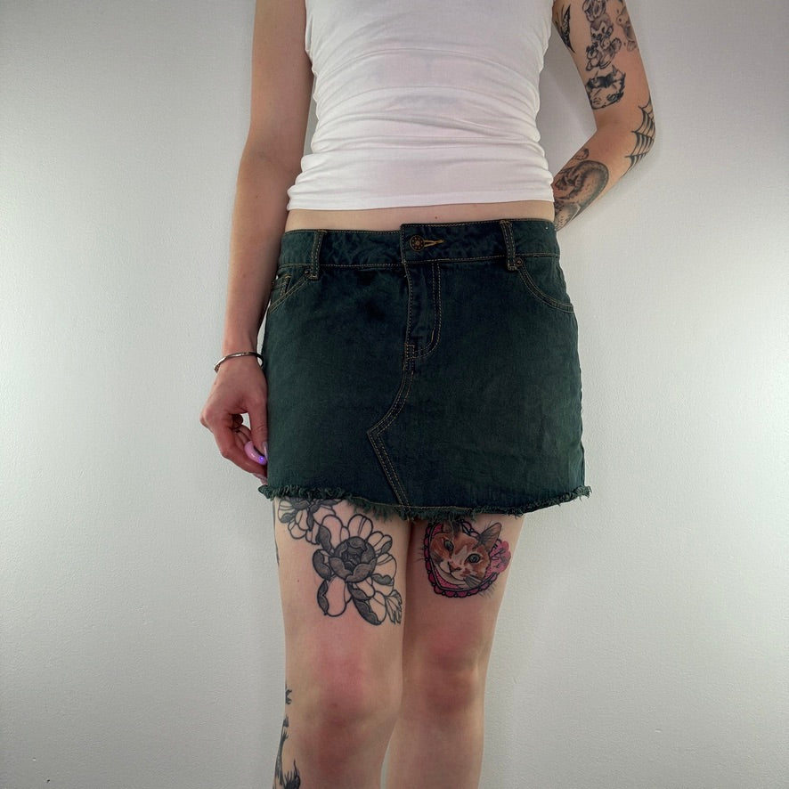 Y2K low rise fraying hem denim mini skirt