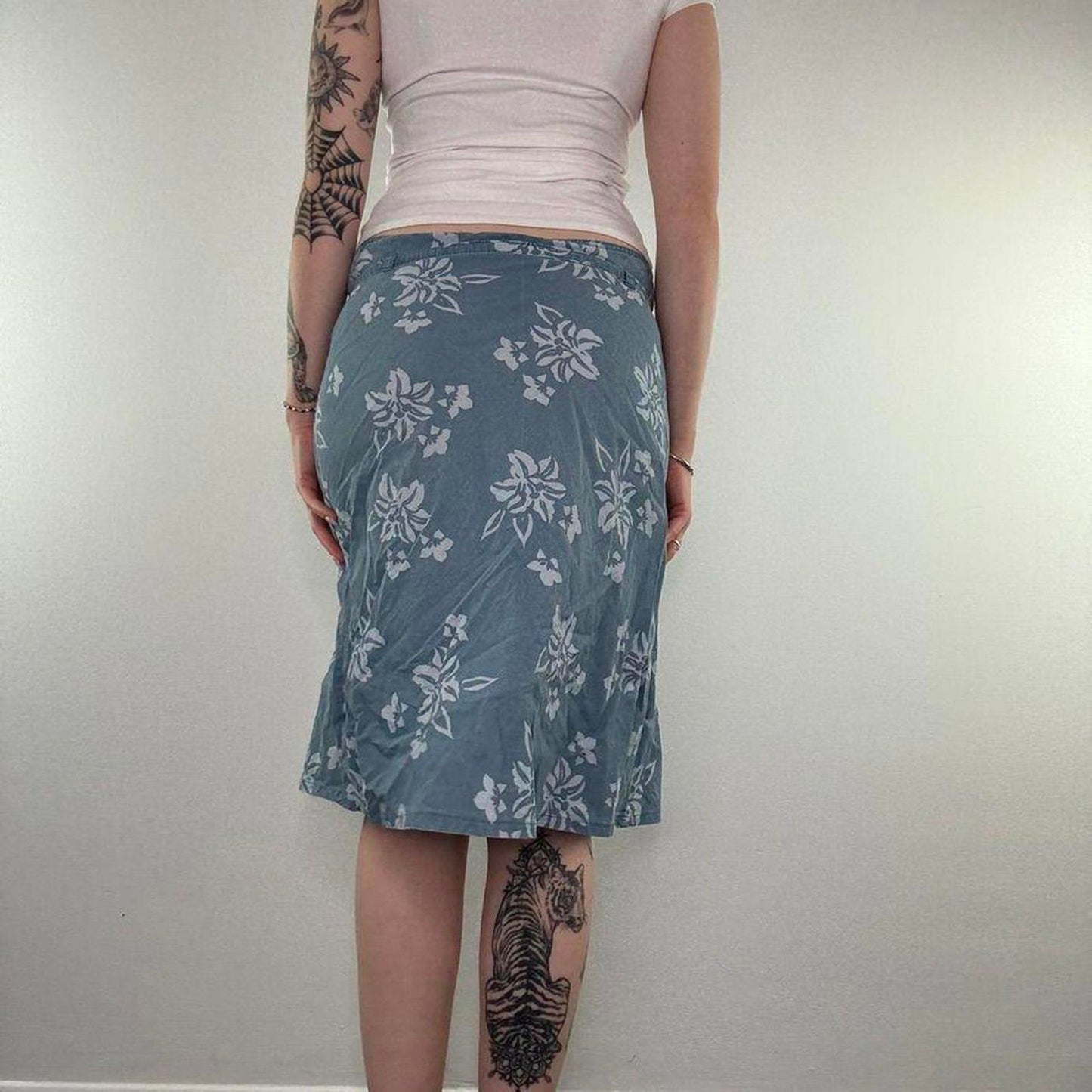 Y2K vintage Jennifer floral hibiscus summer midi skirt knee length blue belt