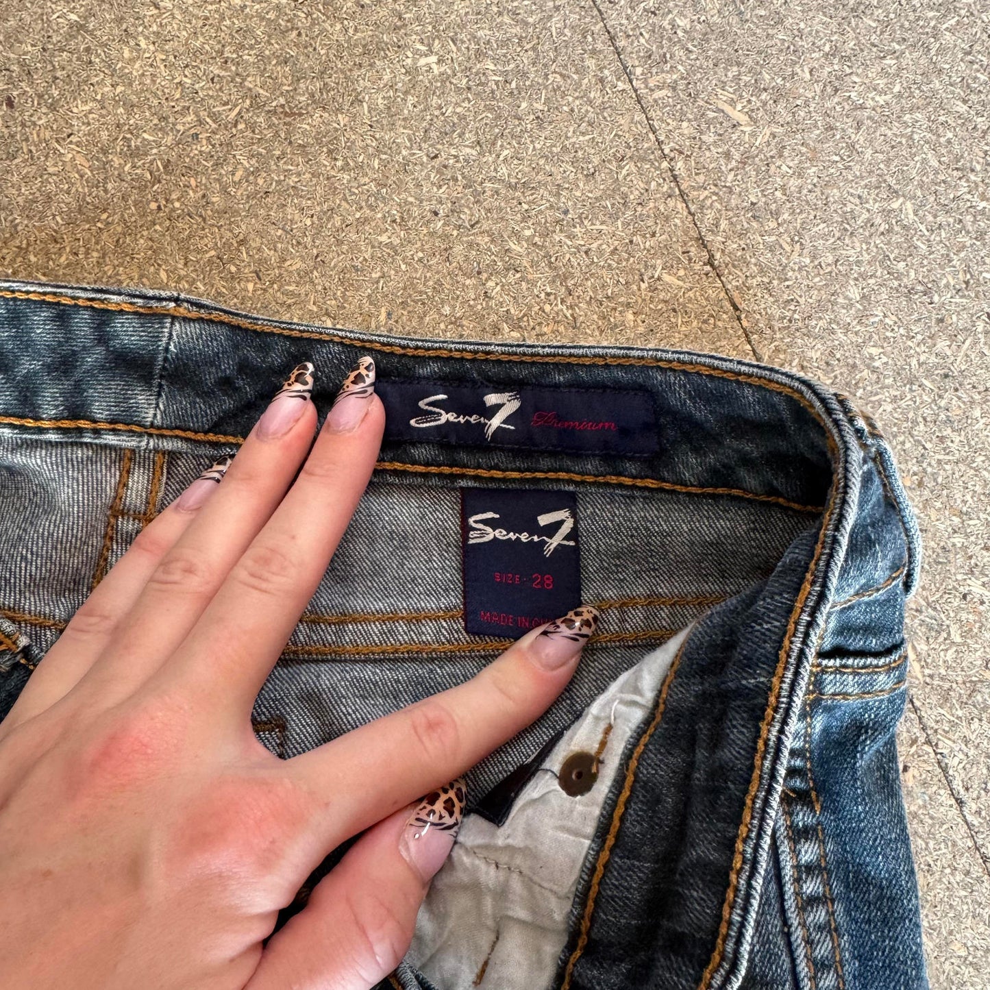 Y2K vintage low rise capri jeans knee length dark blue denim wash embroidered