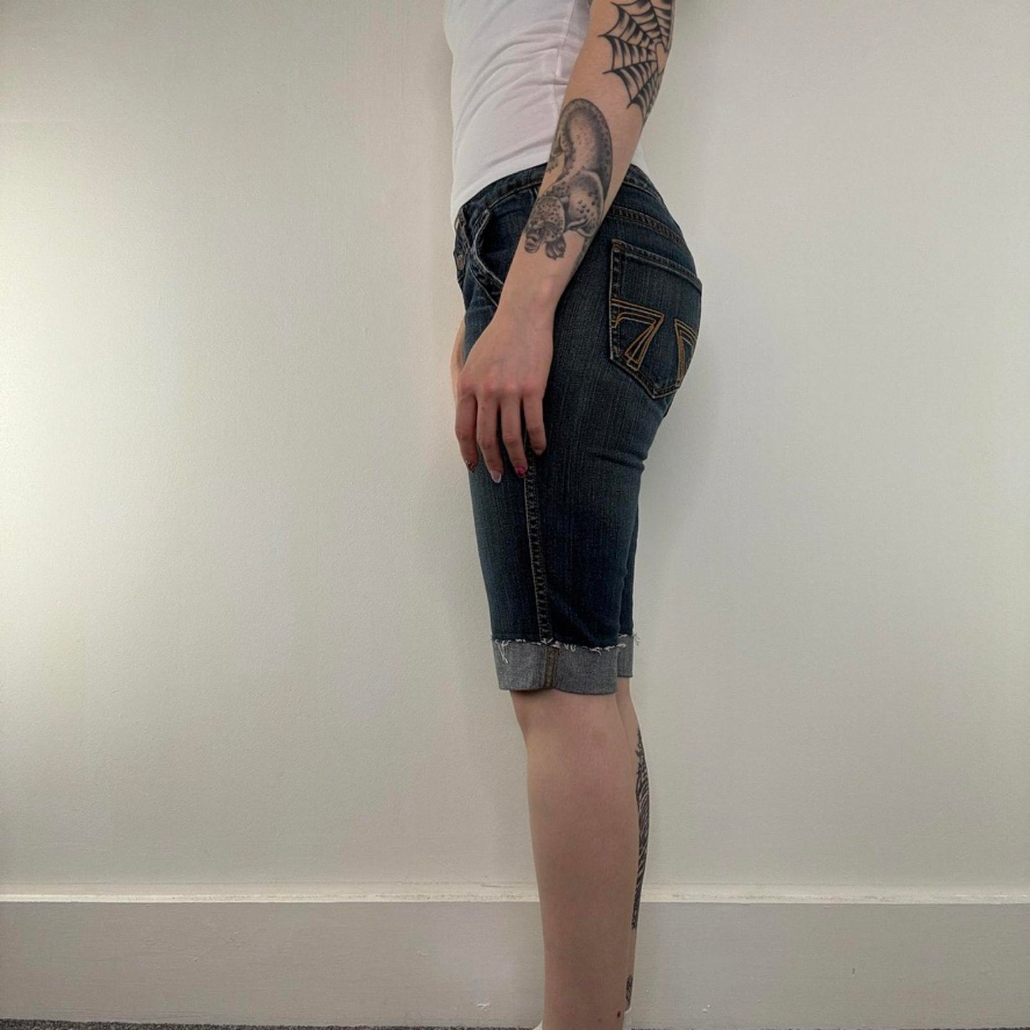 Y2K vintage low rise capri jeans knee length dark blue denim wash embroidered