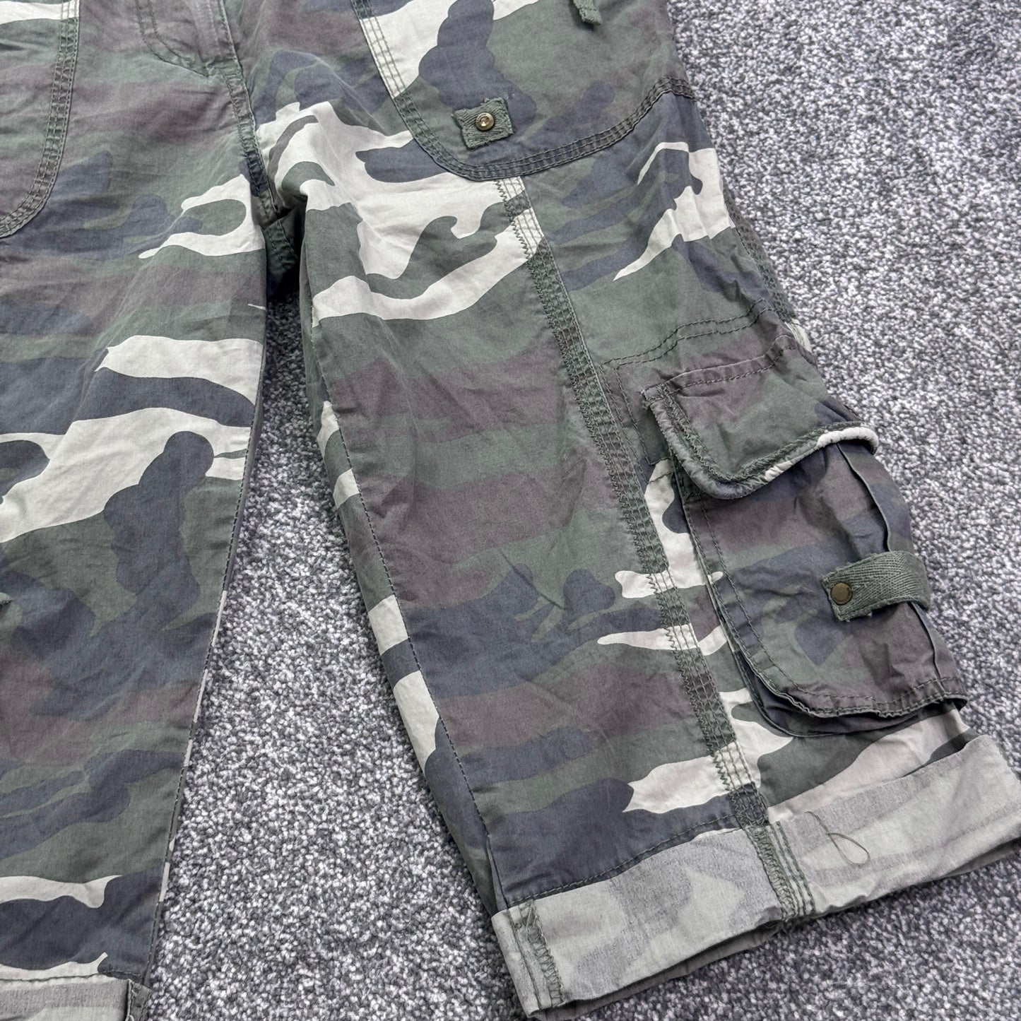 Y2K vintage mid rise camo capri trousers