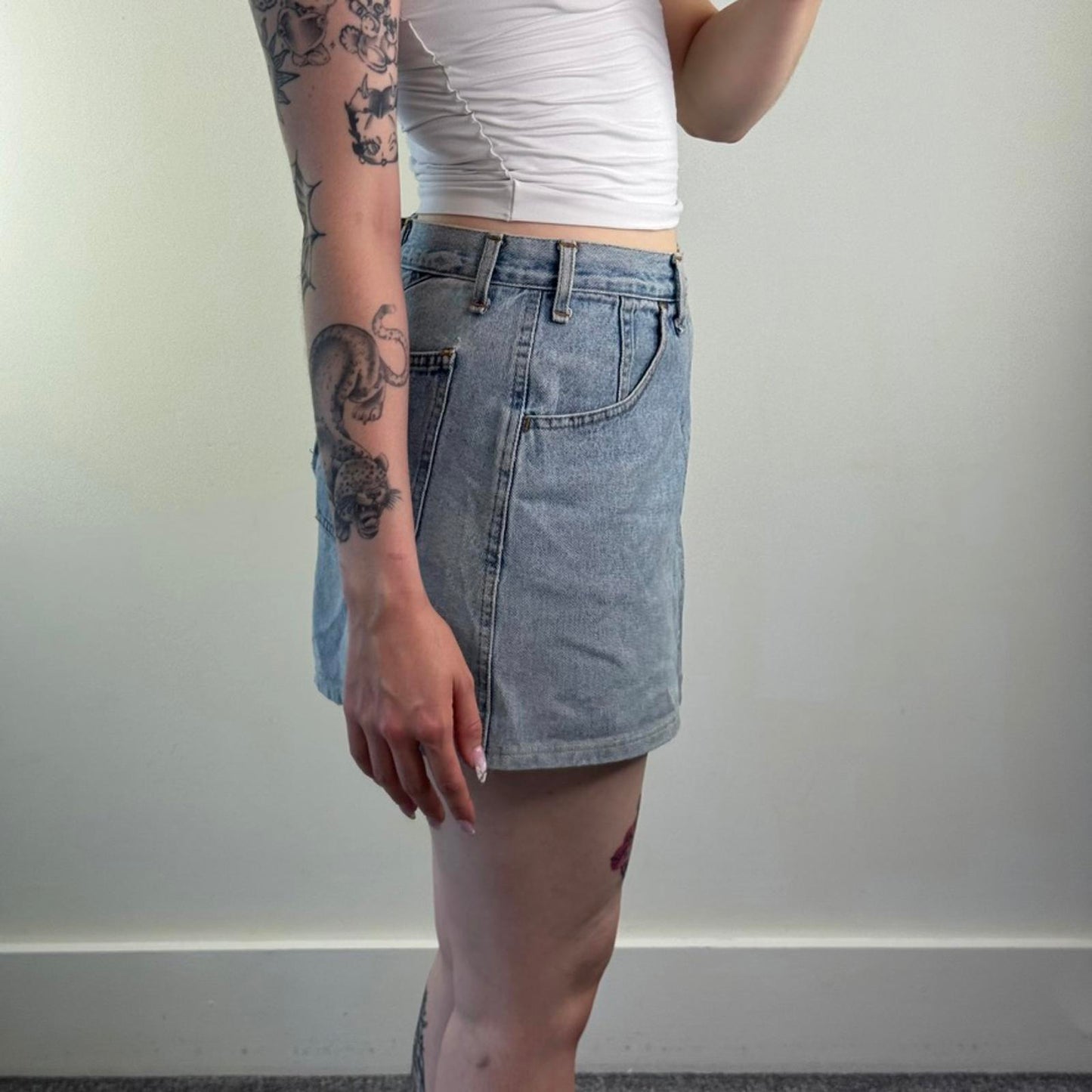 90s Y2K vintage denim mini skirt zipper fraying hem light blue wash mid rise