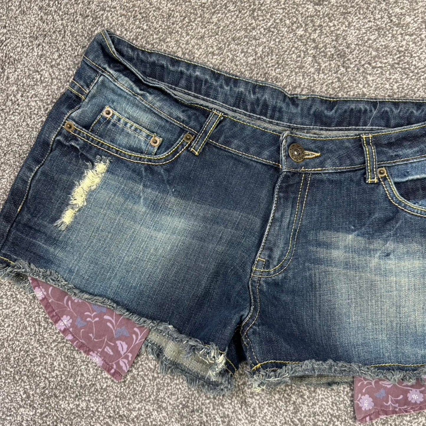 Y2K vintage low rise denim mini shorts distressed fraying hem ripped dark blue