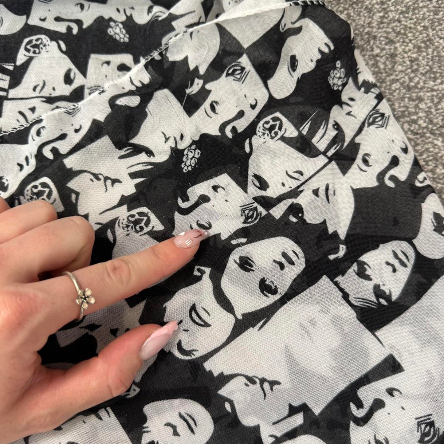 Y2K vintage retro style pop art women's faces monochrome lightweight scarf