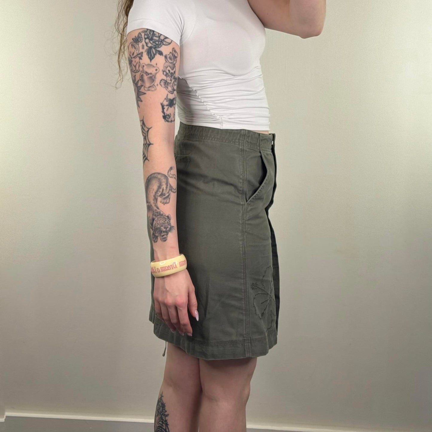 Y2K vintage Roxy denim skirt above knee length hibiscus embroidered bow flower
