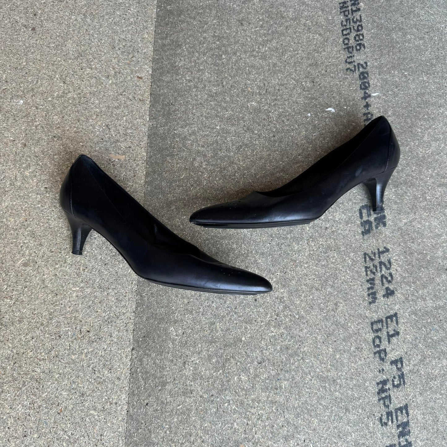 Y2K vintage BOSS Hugo Boss court heel genuine leather perforated pattern pointed