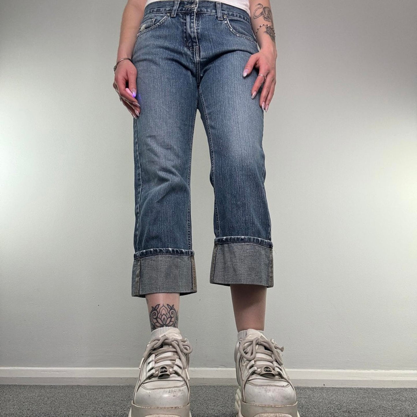 Y2K vintage rhinestone capri cropped jeans turned up hem light wash distressed