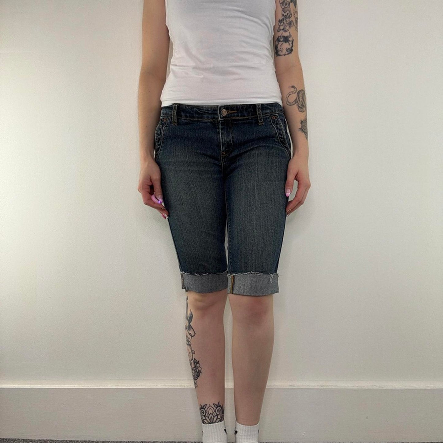 Y2K vintage low rise capri jeans knee length dark blue denim wash embroidered