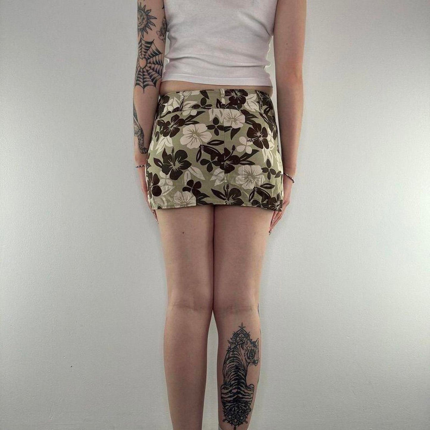 Y2K vintage low rise hibiscus mini skirt floral print built in belt buckles