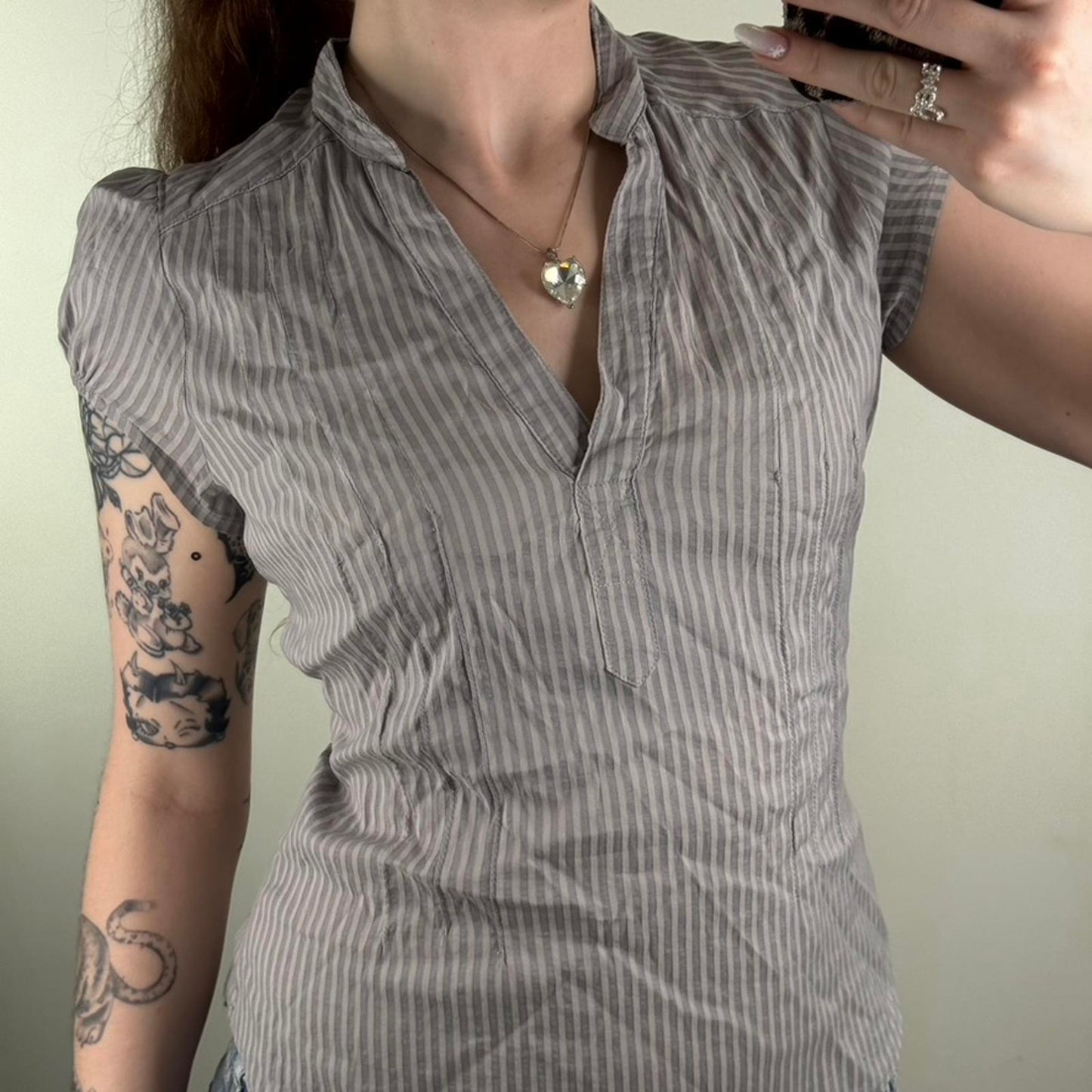 Y2K vintage blouse pinstripe stretchy grey v neck fitted cap short sleeve office