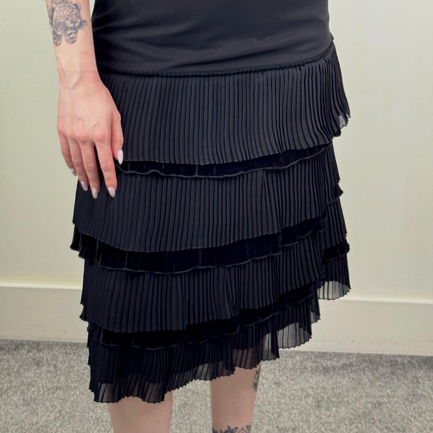 Y2K vintage pleated ruffle midi skirt layered tiered black velvet trim tailored