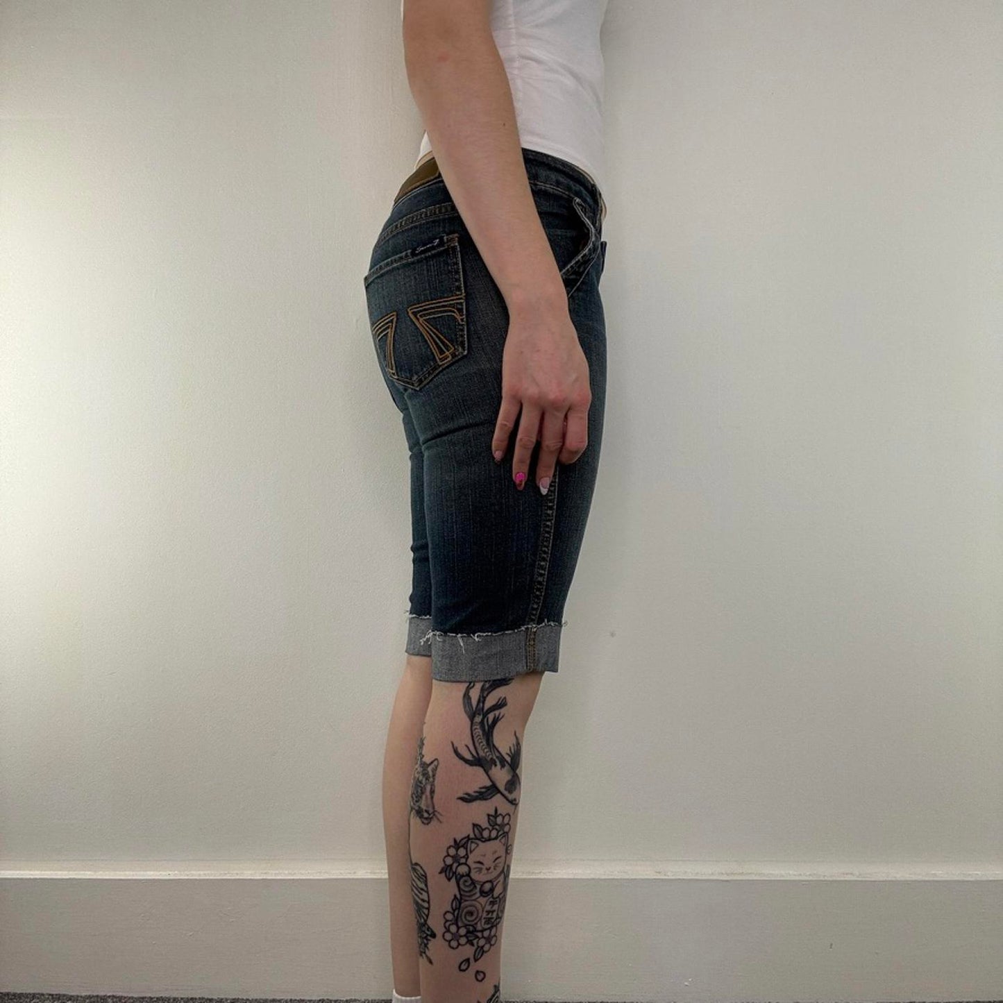 Y2K vintage low rise capri jeans knee length dark blue denim wash embroidered