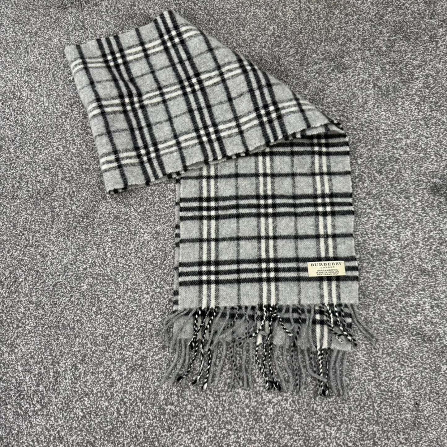 Y2K vintage Burberry 100% lambswool grey black nova check short length