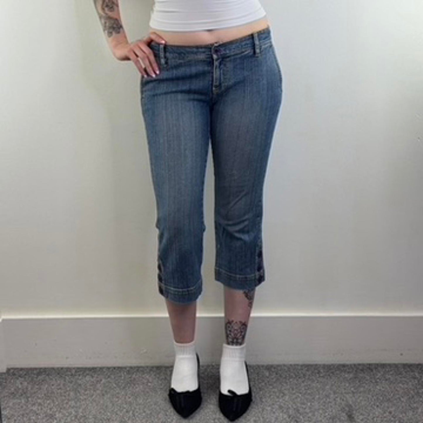 Y2K vintage Boden mid rise stretchy denim capri cropped jeans buttons faded blue