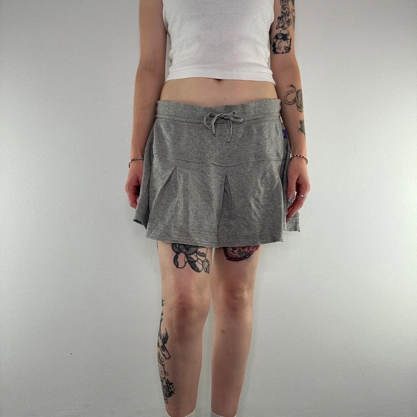 Y2K vintage sparkly hibiscus frill mini skirt bow waistband jersey low rise