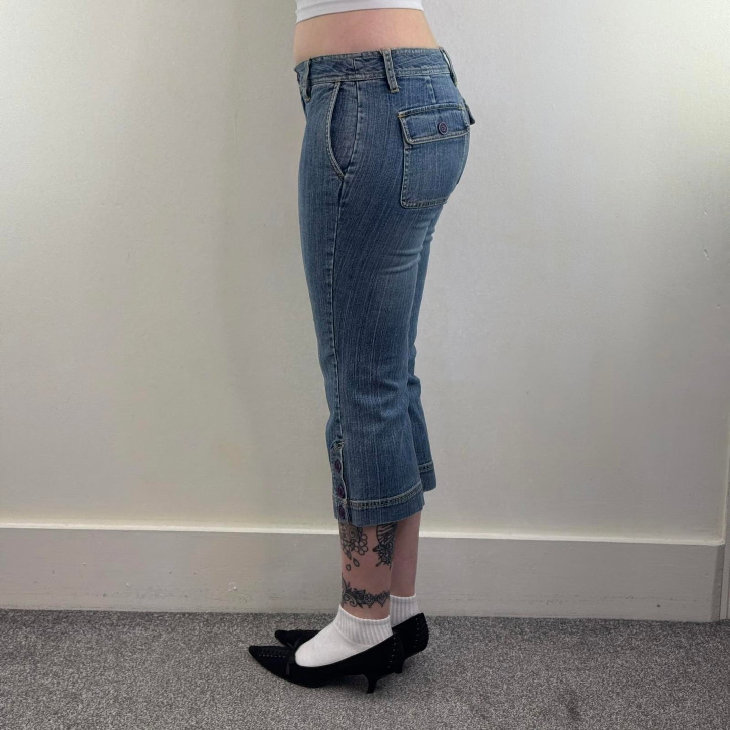 Y2K vintage Boden mid rise stretchy denim capri cropped jeans buttons faded blue