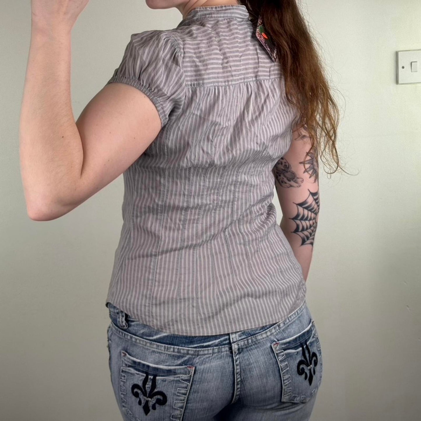 Y2K vintage blouse pinstripe stretchy grey v neck fitted cap short sleeve office