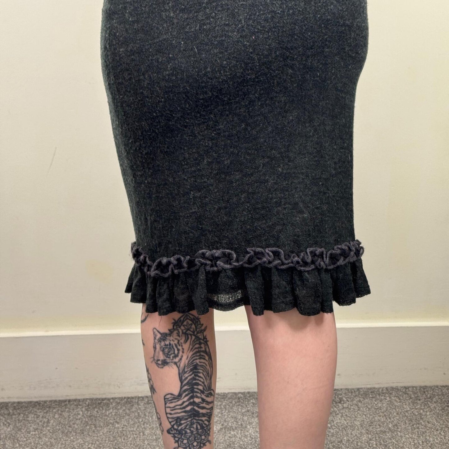 Y2K vintage midi skirt frill hem stretchy fitted low rise grey knee length