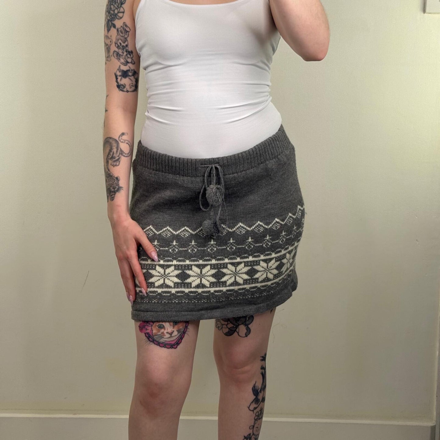 Y2K vintage mini skirt knit pom pom snowflake print stretchy grey white