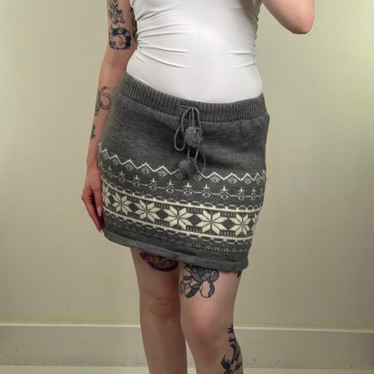 Y2K vintage mini skirt knit pom pom snowflake print stretchy grey white