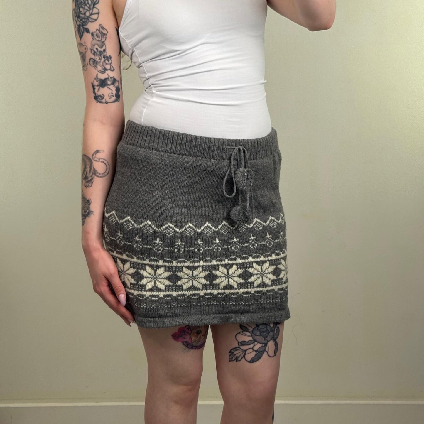 Y2K vintage mini skirt knit pom pom snowflake print stretchy grey white