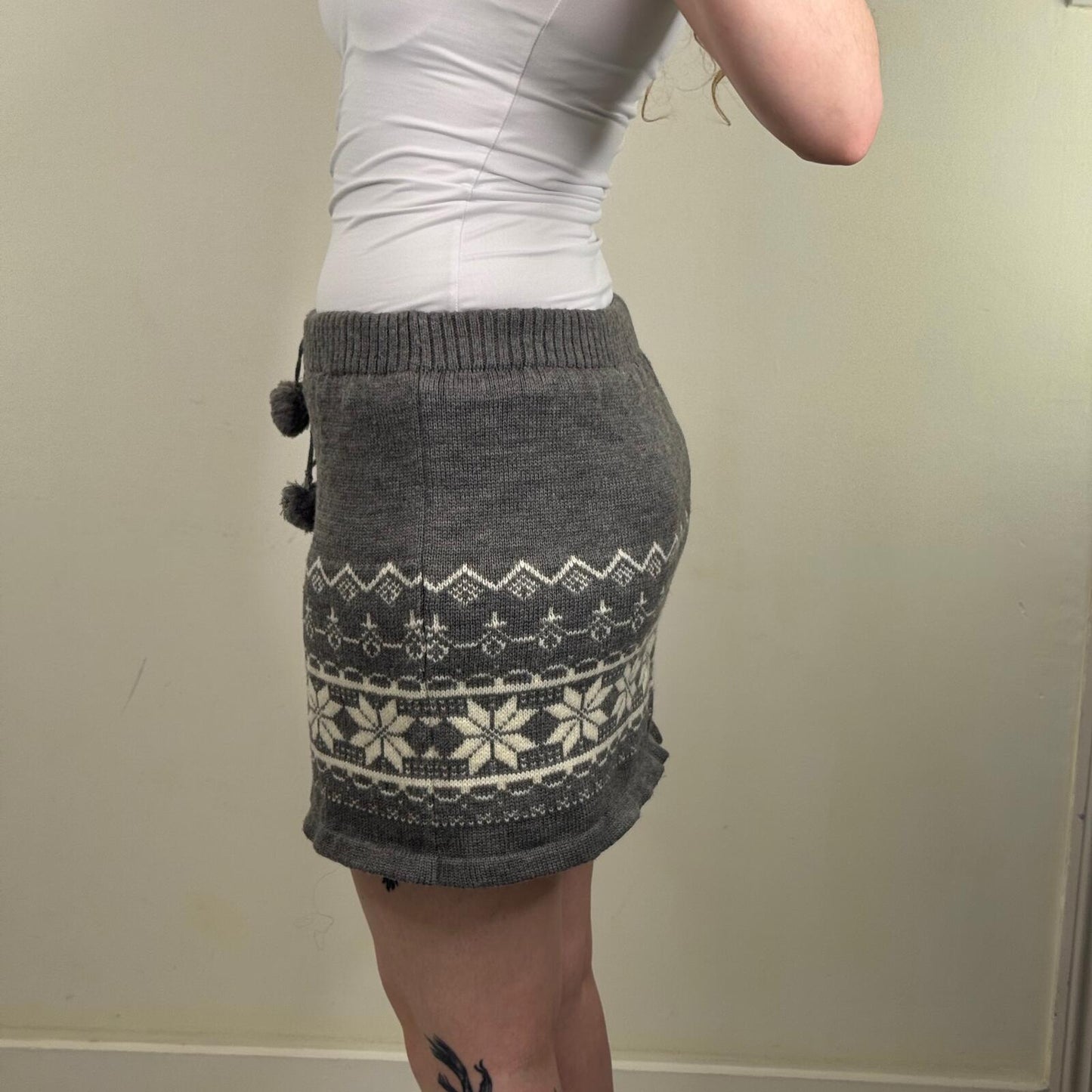Y2K vintage mini skirt knit pom pom snowflake print stretchy grey white